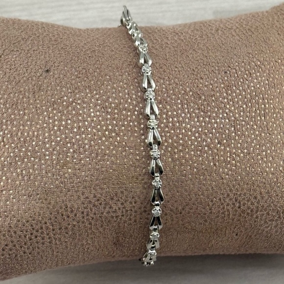 10k White Gold& Diamond Elegant Tennis Bracelet. - Picture 1 of 5
